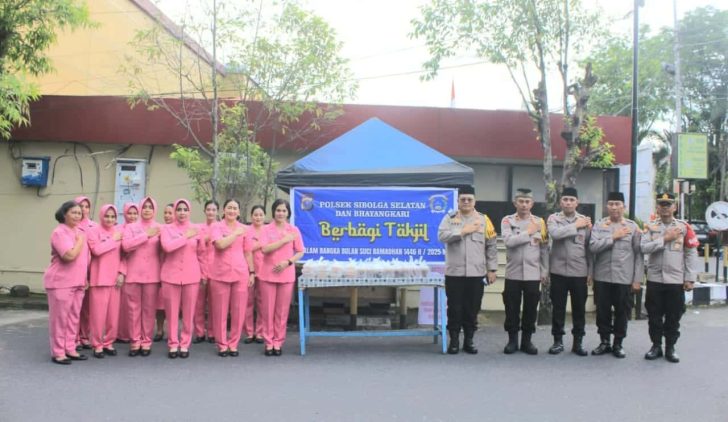Kapolres Sibolga dan Bhayangkari Berbagi Rejeki, Bagikan Takjil Kepada Warga 2 Kapolres
