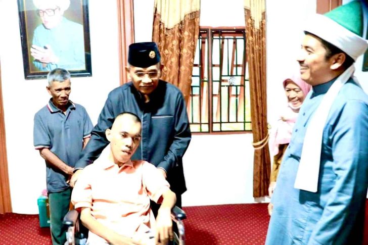 Ulurkan Tangan Kemanusiaan, Bupati Simalungun Bantu Kursi Roda untuk Jayaman Rajagukguk 2 Bupati